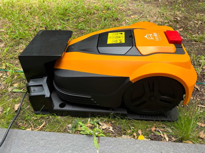 Robot mower in charge base